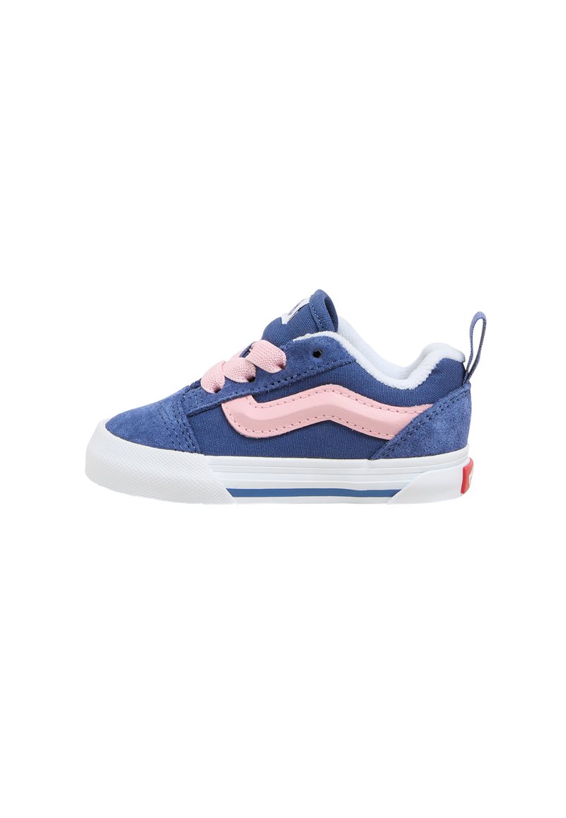 Blaue Wildleder- und Stoff-Sneaker mit rosa Akzenten, weißer Sohle, rosa Schnürsenkeln und einem kontrastierenden blauen und weißen Streifen auf der Sohle.