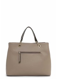 Beige læder håndtaske med en struktureret overflade, to sorte håndtag, guldfarvede metal detaljer og en frontlomme med lynlås.