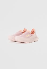 Pantofi slip-on ușori cu un superior din plasă roz și piersică, talpă texturată și guler căptușit pentru confort. Logo-ul HOKA pe lateral.