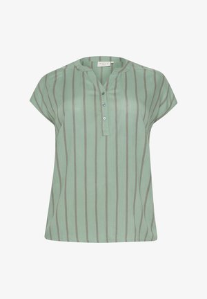 Blouse verte à manches courtes avec des rayures grises verticales, un décolleté en V et trois boutons sur le devant. Tissu lisse avec une coupe décontractée.