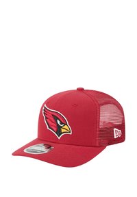 Rote Baseballmütze mit strukturiertem Vorderteil und Netzrücken, versehen mit einem gestickten Arizona Cardinals-Logo auf der Vorderseite und einem flachen Schild.