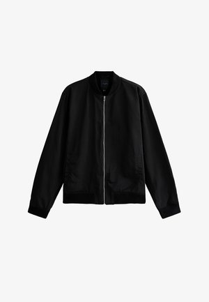 Czarna kurtka bomberka z przednim zamkiem błyskawicznym, prążkowanym kołnierzem, mankietami i dołem, przedstawiona na płasko na białym tle.