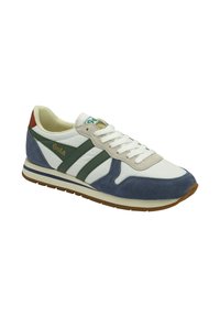 Bunt gefärbter Sneaker aus weißem Leder mit Akzenten aus dunkelblauem Wildleder, grünen Streifen und einer braunen Ferse. Ausgestattet mit einer Schnürung vorne und einer Gummisohle.