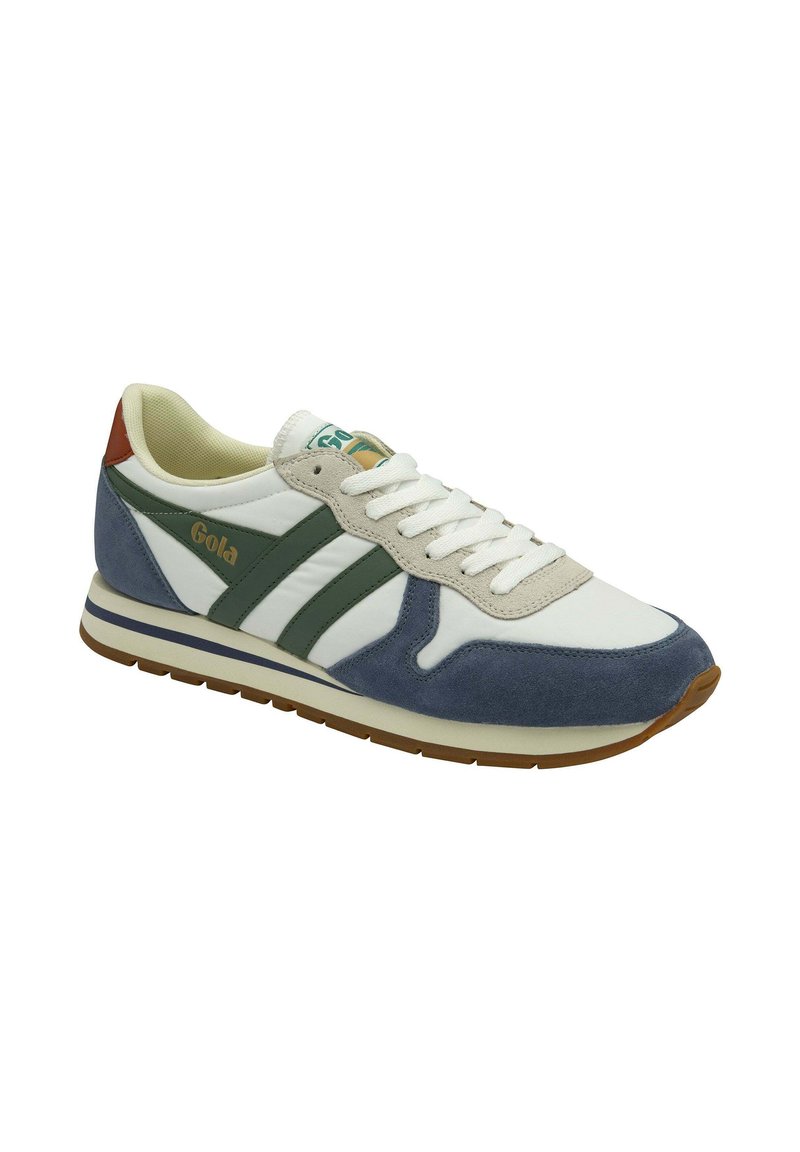 Bunt gefärbter Sneaker aus weißem Leder mit Akzenten aus dunkelblauem Wildleder, grünen Streifen und einer braunen Ferse. Ausgestattet mit einer Schnürung vorne und einer Gummisohle.