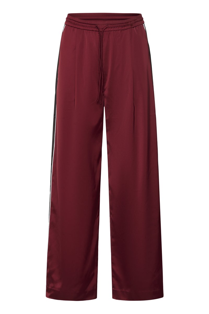 Pantalon large en satin bordeaux avec taille élastique et cordon de serrage, avec des bandes latérales noires.