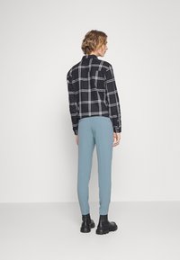 Lindbergh CLUB PANTS - Chinos - dusty blue mel