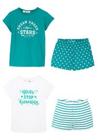 T-shirt teal avec le texte "DREAM UNDER the STARS", associé à un short à pois teal ; T-shirt blanc avec le texte "Never STOP dreaming" et un short rayé.