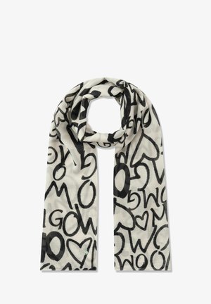 Witte sjaal bedrukt met zwarte abstracte letters en hartvormen, losjes in een lus gerangschikt.