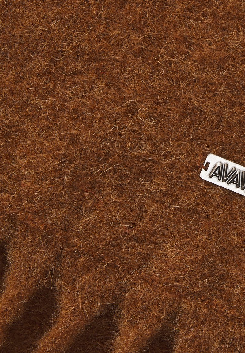 Bruin vilt stof met een zachte, gestructureerde oppervlakte en een zilveren metalen label met de tekst "AVAL", rechts gepositioneerd.