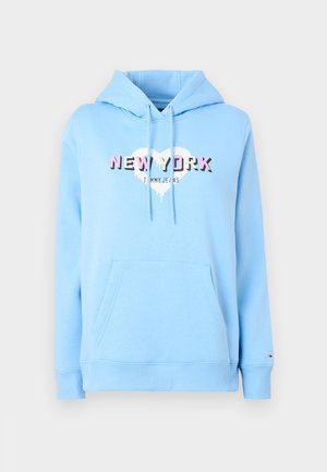 Svijetloplavi dukserica s kapuljačom i prednjim kenguruh džepom. Sadrži otisnuti logo "NEW YORK" u ružičastoj i crnoj boji, s dizajnom srca.