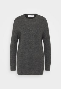 Dunkelgrauer Strickpullover mit langen Ärmeln, rundem Ausschnitt und lockerer Passform. Die Struktur ist gerippt und zeichnet sich durch ein lockeres, komfortables Design aus.