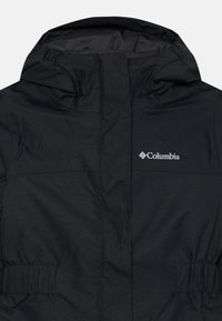Veste Columbia noire avec capuche, taille élastique et fermeture éclair à l'avant recouverte d'un rabat en tissu.
