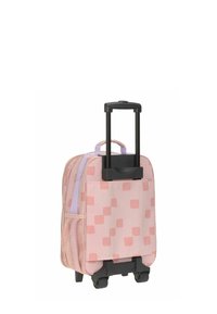 Valise rose à roulettes avec un motif géométrique de carrés, équipée d'une poignée noire rétractable et d'une poche latérale en mesh. Texture de tissu lisse.