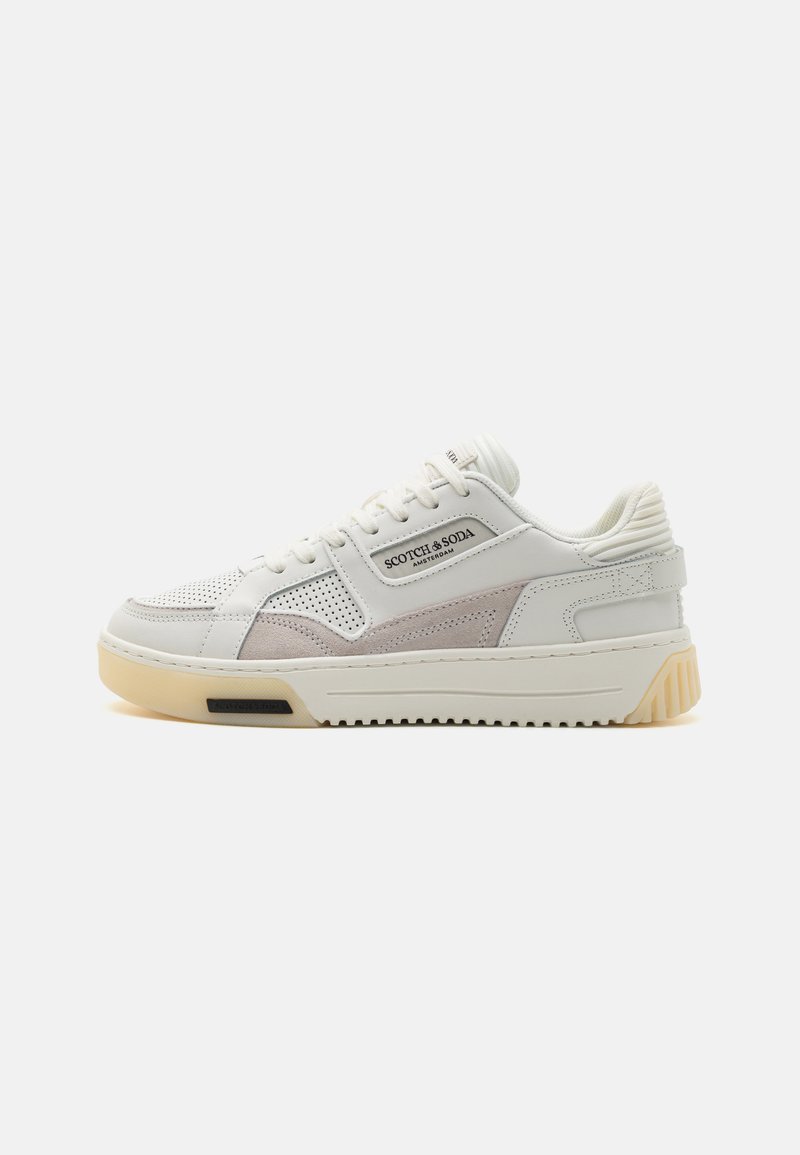 Białe sneakersy z teksturowanej skóry i zamszowymi akcentami. Wyposażone w grubą gumową podeszwę i perforowane detale. Zawierają nadrukowane logo po bokach.