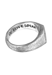 Silverfärgad ring med en texturerad yta, som har den ingraverade frasen "OF LOVE SPEAK" inuti. Slät, rund form med en polerad yta.