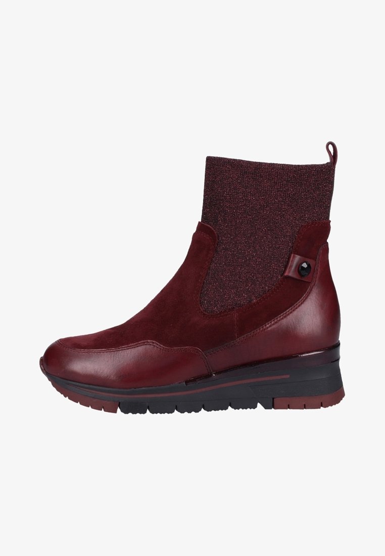 Bottine pour femme avec tige en cuir bordeaux et daim, col en tissu extensible, bouton décoratif et semelle en caoutchouc noir avec crampons.