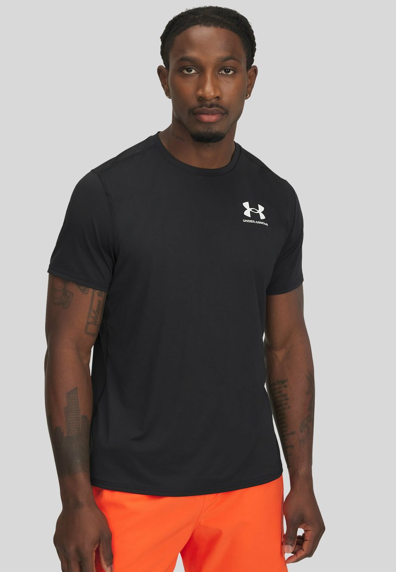 Zwart sportshirt met korte mouwen en ronde hals, gemaakt van vochtregulerende stof, met een wit Under Armour-logo op de linkerborst.