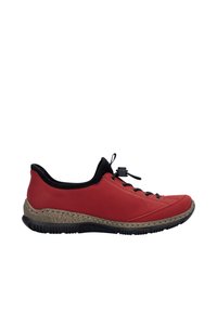 Červená kožená bota s texturovanou béžovou podrážkou. Má černý elastický límec a systém rychlého šněrování s posuvkou. Lehký design.