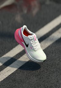 Nike Performance - W NIKE STRUCTURE 25 CM - Road running shoes - sail/sequoia-hyper pink-brt crimson-barely volt Thumbnail Image 1