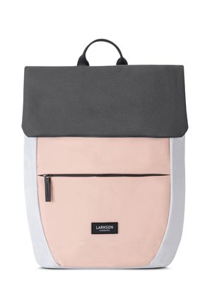 Sac à dos avec un rabat supérieur gris, un compartiment principal rose doux et des accents latéraux blancs. Il possède une poche zippée et une étiquette de logo noire.