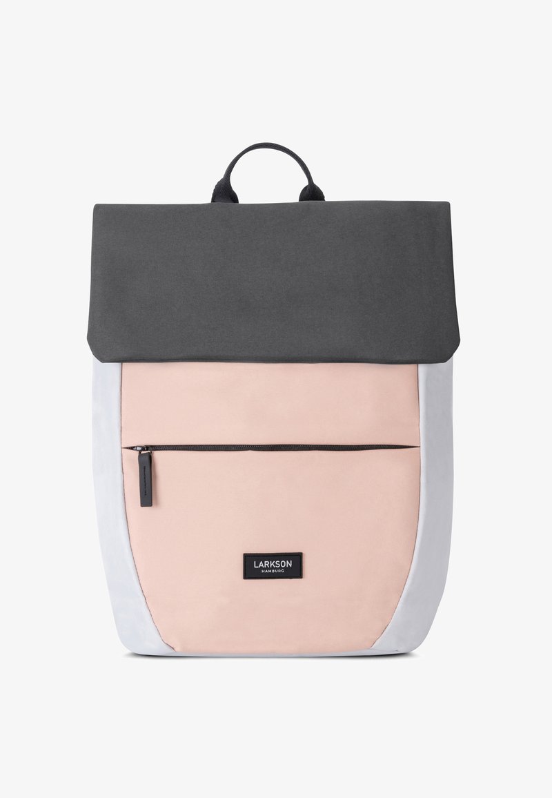 Szürke fedéllel ellátott hátizsák, puha rózsaszín fő rekesszel és fehér oldalsó díszítéssel. Cipzáras zsebet és fekete logó címkét tartalmaz.