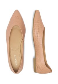 Beżowe płaskie buty z wąskim noskiem i wyciętymi wzorami. Gładki materiał syntetyczny i niskie, solidne obcasy dla stabilności.