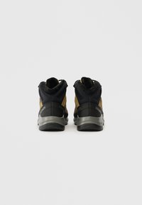 Bottes de randonnée noires et marron avec un design robuste, tige texturée, col rembourré et semelle en caoutchouc durable. Présente des accents de logo.