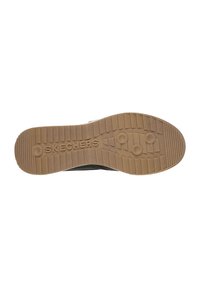 Suela de zapato Skechers con un material de goma marrón texturizado, que presenta estrías y patrones circulares para tracción y soporte.