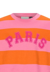 Gestreifter Kapuzenpullover mit abwechselnd pinken und orangefarbenen Streifen. Das Wort "PARIS" ist in pink auf der Brust in einer fetten Schriftart gestickt.