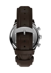 Montre Timex avec un boîtier en acier inoxydable, un bracelet en cuir brun foncé, des éléments en métal argenté et des détails de chronographe ; cadran rond noir.