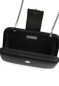 Čierna clutch kabelka s hladkým povrchom, strieborným kováním, reťazovým popruhom a zapínaním na cvok. Interiér má podšívku s logom.
