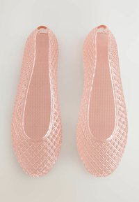 Transparente pinkfarbene Ballerinas aus Kunststoff mit einem strukturierten Diamantmuster, abgerundetem Zeh und flacher Sohle. Leichtes und flexibles Design.