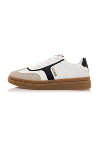 Zapatillas blancas con acentos de cuero negro y punta de gamuza beige. Cuenta con una gruesa suela de goma y cordones blancos. Logo en el lado.