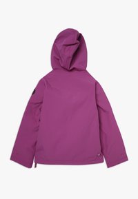 Lila vattentät jacka med huva, med en slät textur och elastiska ärmar. Logotypdetalj på vänstra ärmen. Bakifrån.