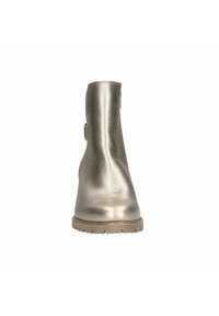 Metallisch silberner Knöchelstiefel mit strukturiertem Finish, gleichem Design, runder Zehenpartie und Gummisohle, die mit kleinen Rutschmustern ausgestattet ist.