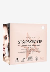 Rosa eskeemballasje med produktnavnet "STARSKIN VIP." Den inkludert en modell med glatt hud som holder et hvitt maskepute, og en stjerne grafikk.