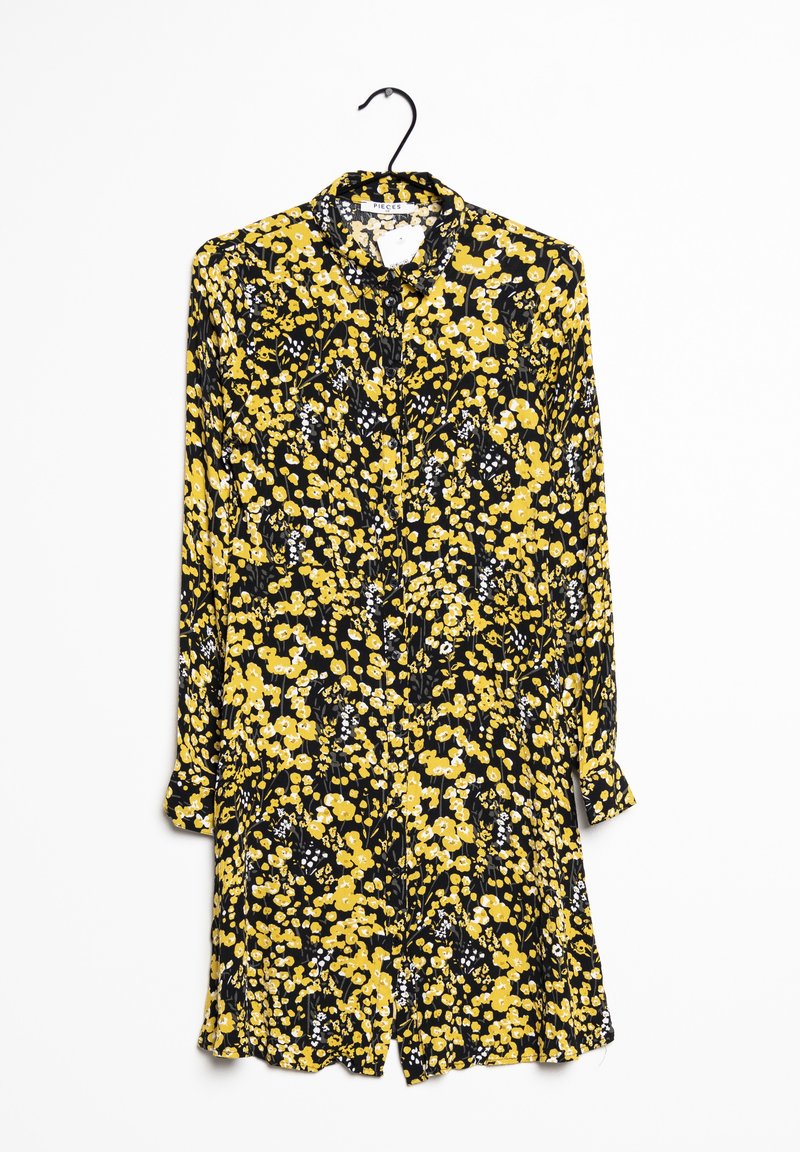 Robe noire ornée de motifs floraux jaunes, avec un col, des manches longues et un boutonnage sur le devant, texture de tissu lisse.