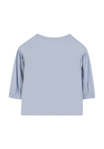 Haut bleu clair à manches courtes avec un col rond et des manches bouffantes froncées. Tissu doux avec une texture lisse et un ourlet droit.