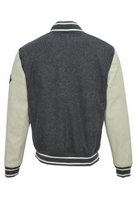 Szara wełniana kurtka uniwersytecka z kremowymi skórzanymi rękawami, paskowym ściągaczem w kołnierzu i mankietach oraz haftowaną naszywką na lewym rękawie.