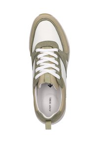 Białe i oliwkowo-zielone sneakersy wykonane z materiałów skórzanych i zamszowych. Mają okrągły czubek, wyściełany kołnierz, białe sznurówki oraz pętelkę na pięcie.