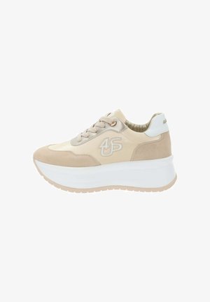 Sneaker con plataforma beige e bianca con dettagli in suede, allacciatura frontale e logo "4US" sul lato su sfondo bianco semplice.
