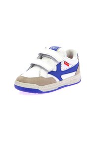 Sneaker bianco e blu con accenti in suede, caratterizzato da una superficie testurizzata, due strap in Velcro e una suola blu a contrasto.