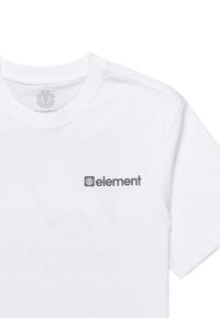 Witte katoenen t-shirt met een klein grijs "element" logo op de linkerkant van de borst. Korte mouwen en een ronde hals. Zachte textuur.