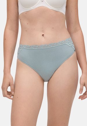 Ropa interior de algodón azul claro con encaje en la cintura, con un corte clásico de braguita y textura suave.