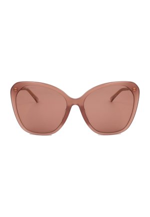 Occhiali da sole oversize a forma di farfalla con lenti colorate di rosa e montature traslucide rosa abbinate.