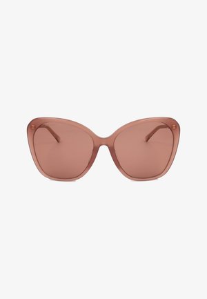 Occhiali da sole oversize a forma di farfalla con lenti colorate di rosa e montature traslucide rosa abbinate.