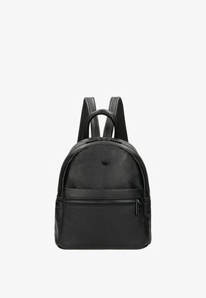 Zwarte leren rugzak met een gestructureerde afwerking, afgeronde bovenkant, ritssluiting aan de voorkant en verstelbare bandjes. Logodetail aan de voorkant.