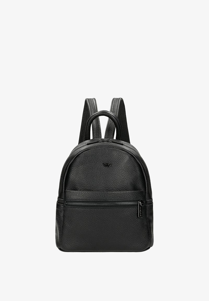 Czarny skórzany plecak o fakturowanej powierzchni, zaokrąglonym wierzchu, przedniej kieszeni na zamek i regulowanych paskach. Detal z logo z przodu.