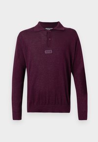 Burgundijas adīta polo krekls ar garām piedurknēm, ar pogām aizpogājama apkakle un ar zīmolu apdare priekšpusē. Smalka spīduma tekstūra visā virsmā.