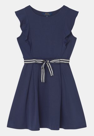 Navyblaues ärmelloses Kleid mit gerafften Schultern und einem gestreiften Gürtel, der in der Taille gebunden ist.